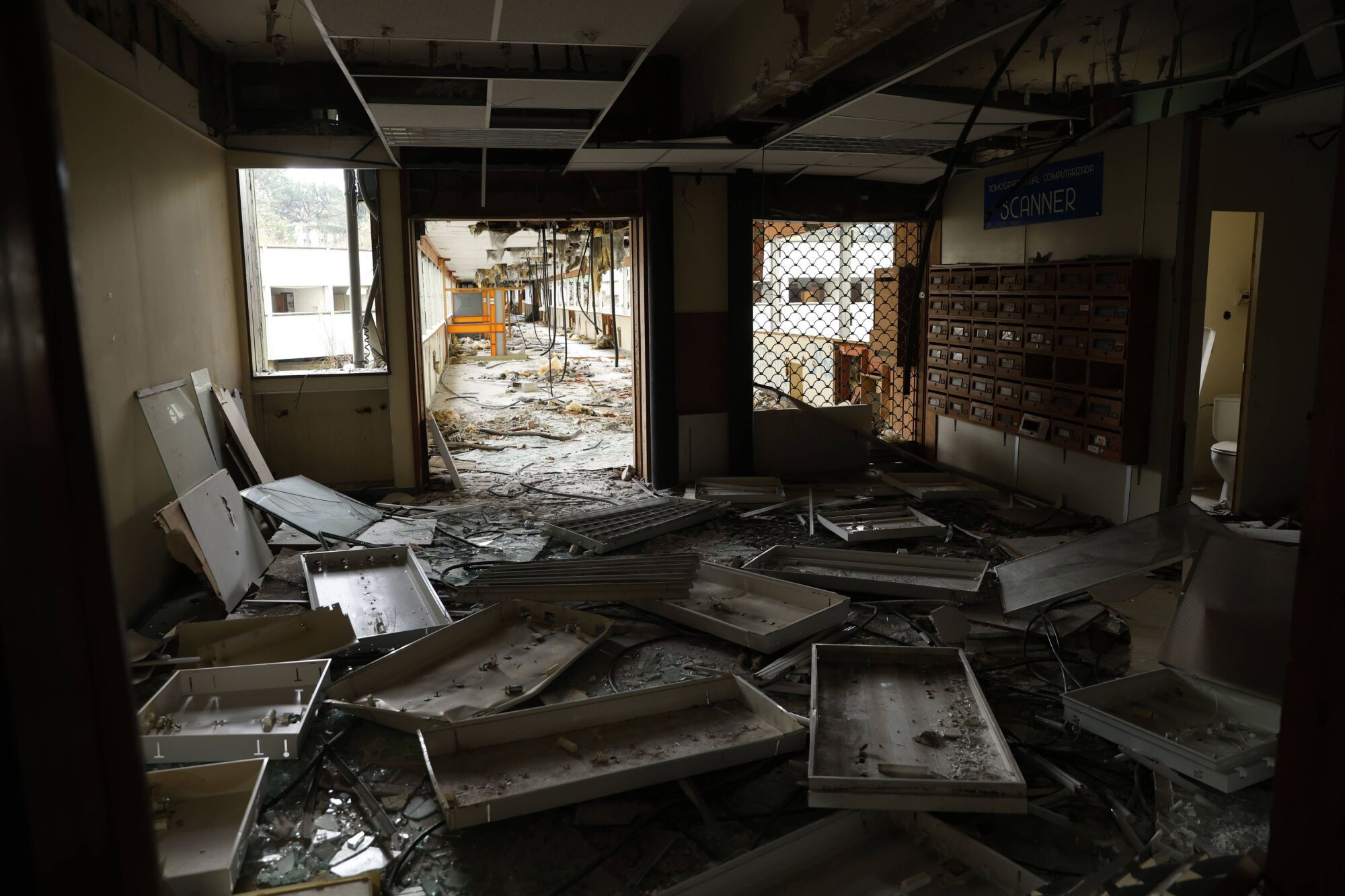 EN IMÁGENES: Viaje al interior del viejo HUCA, desvalijado y vandalizado por su abandono