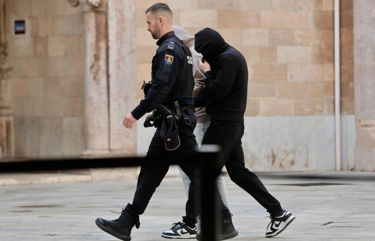 Die Männer verbargen beim Gang zum Gericht ihr Gesicht.