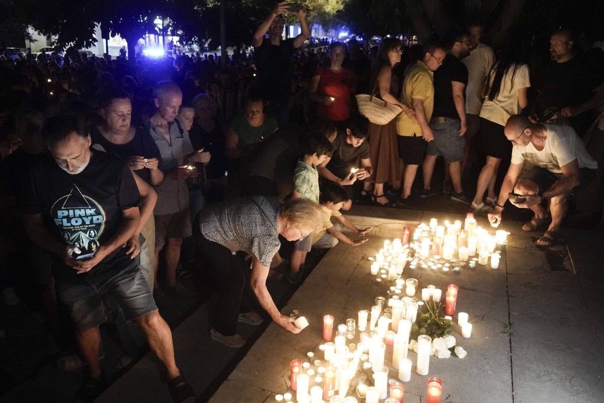 Més d'un miler de persones fan a Manresa una marxa silenciosa amb espelmes en record de Carles Vilajosana Més d'un miler de persones fan a Manresa una marxa silenciosa amb espelmes en record de Carles Vilajosana