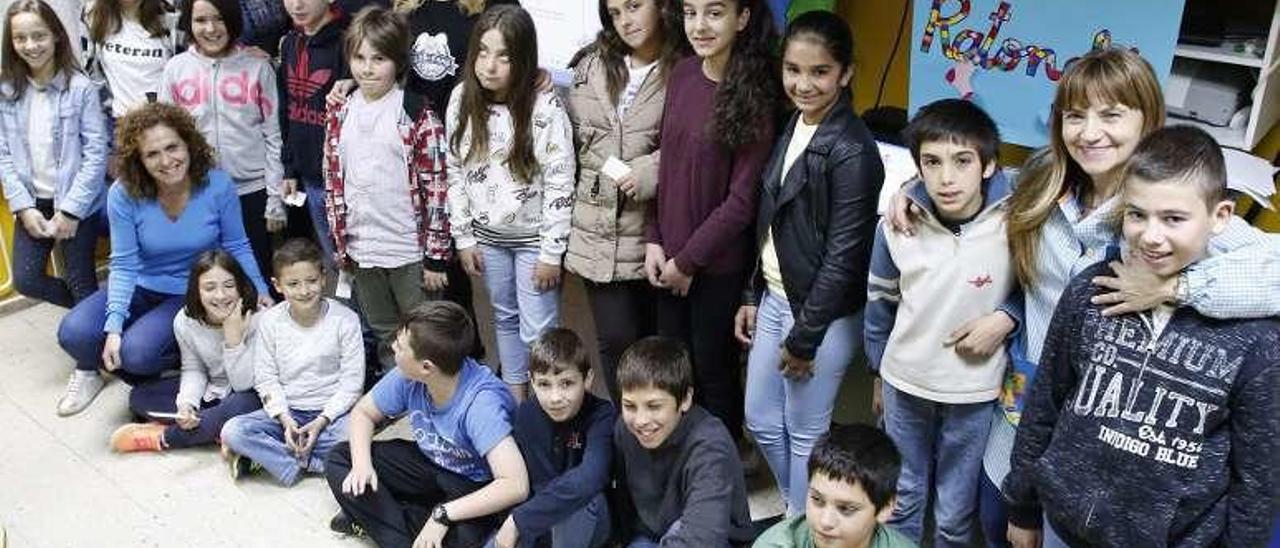 Alumnos del colegio de La Carriona, durante una actividad de lectura sobre los cuentos publicados en LA NUEVA ESPAÑA de Avilés.