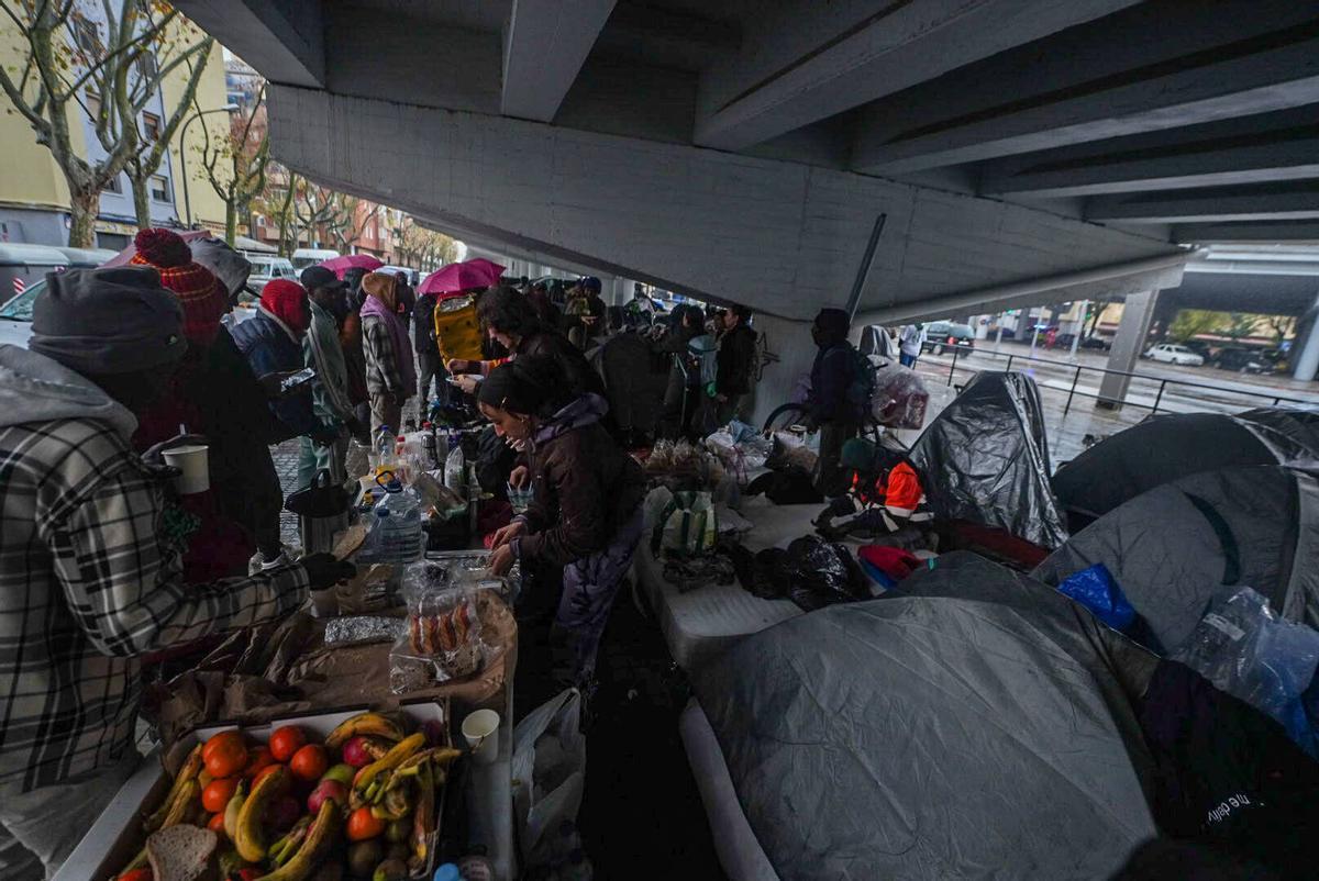 Los desalojados del B9 acampan bajo el puente de la C-31 en Badalona para protegerse de las lluvias intensas Los desalojados del B9 acampan bajo el puente de la C-31 en Badalona para protegerse de las lluvias intensas