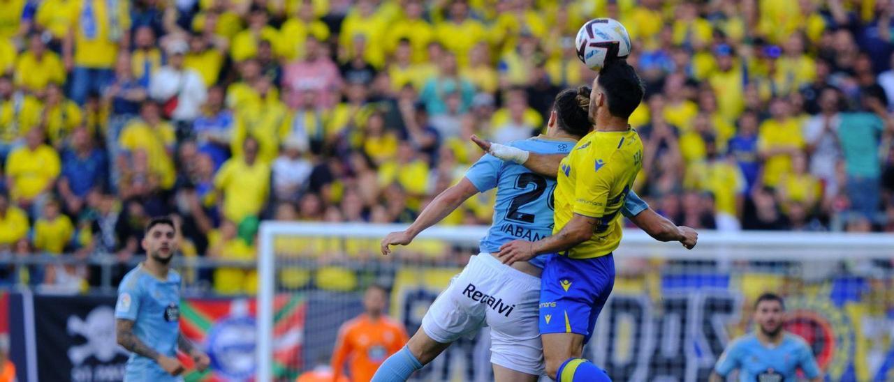 Miguel Rodríguez pugna por un balón con un rival.