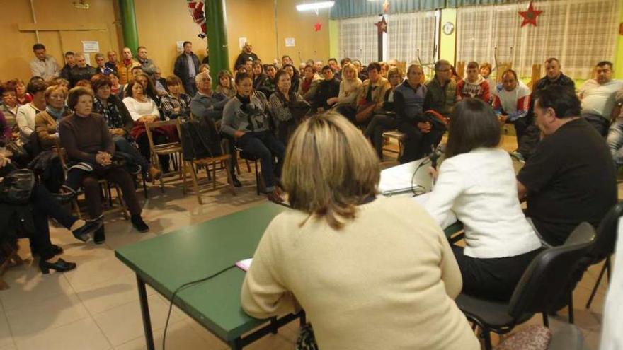 Los asistentes llenaron el salón de actos del Centro Cultural de Cesantes, ayer, en la asamblea. // Adrián Irago