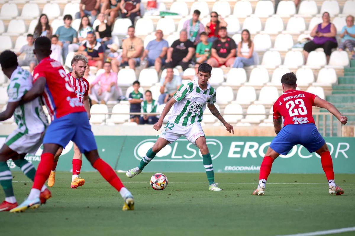 Álex López protege el esférico durante el cruce con el Algeciras de la pasada campaña.