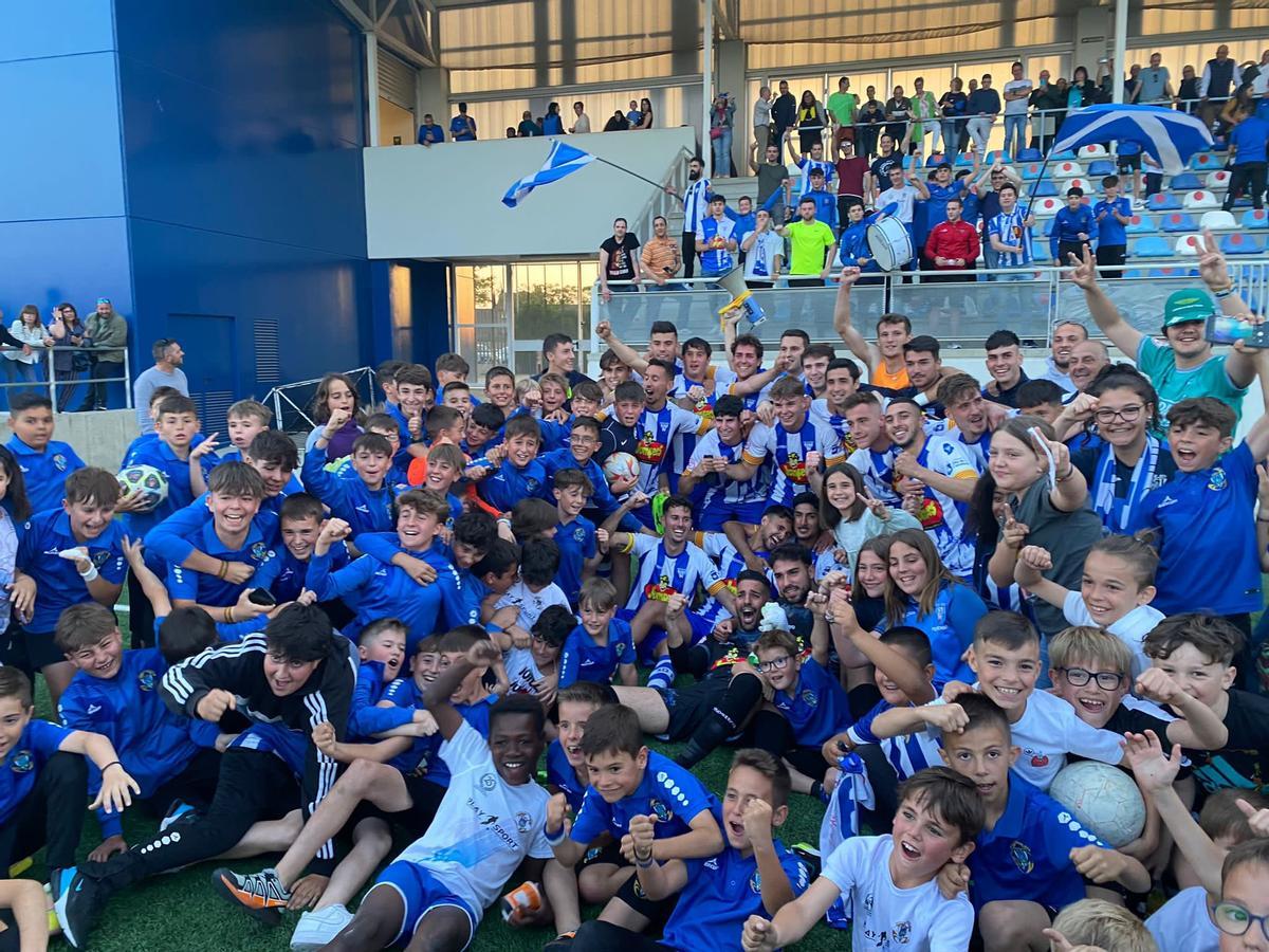 Jugadores y afición del Ejea celebran el pase a la final del 'playoff' el domingo en Luchán.