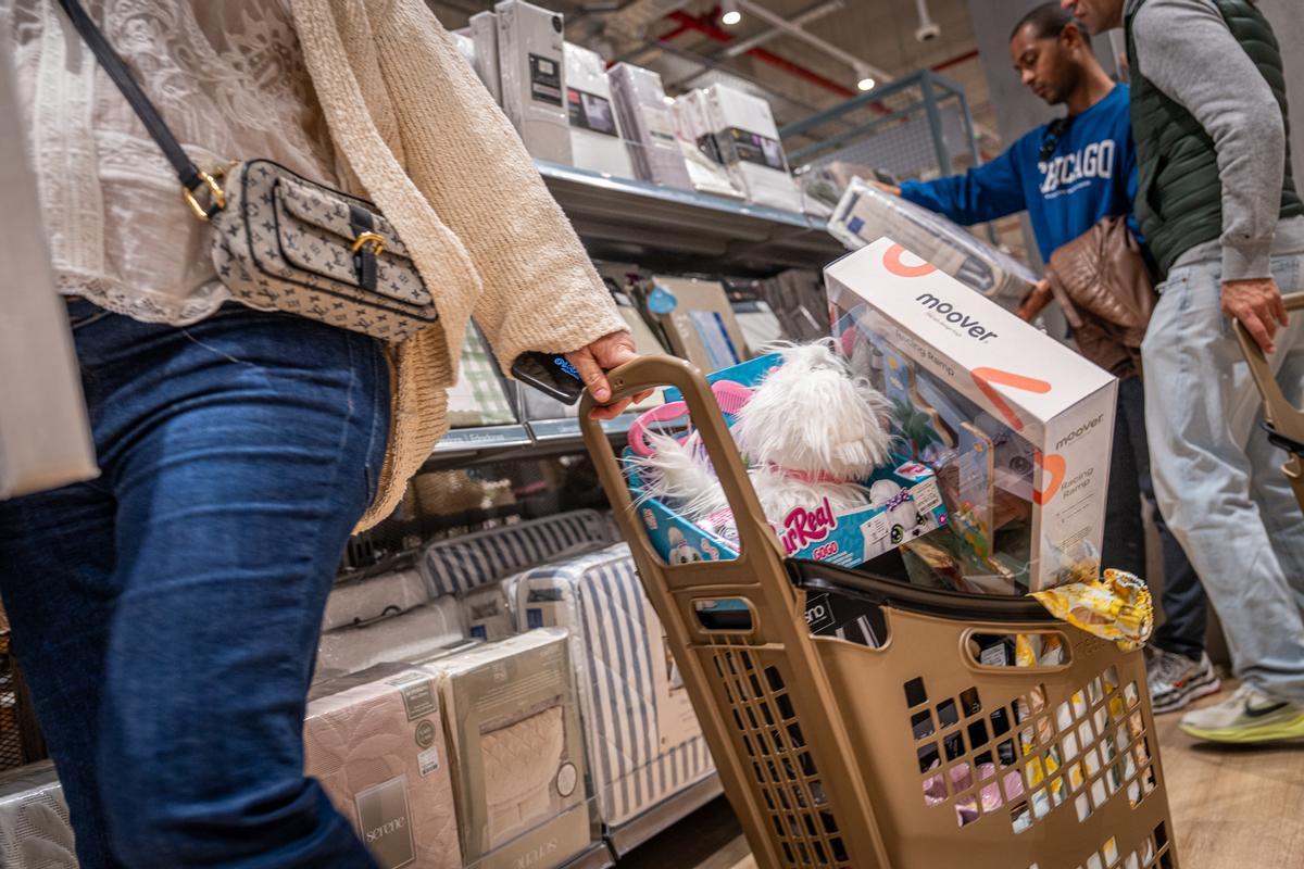 Furor y ofertas en el estreno de la primera tienda en Barcelona del outlet de grandes marcas TK-Maxx