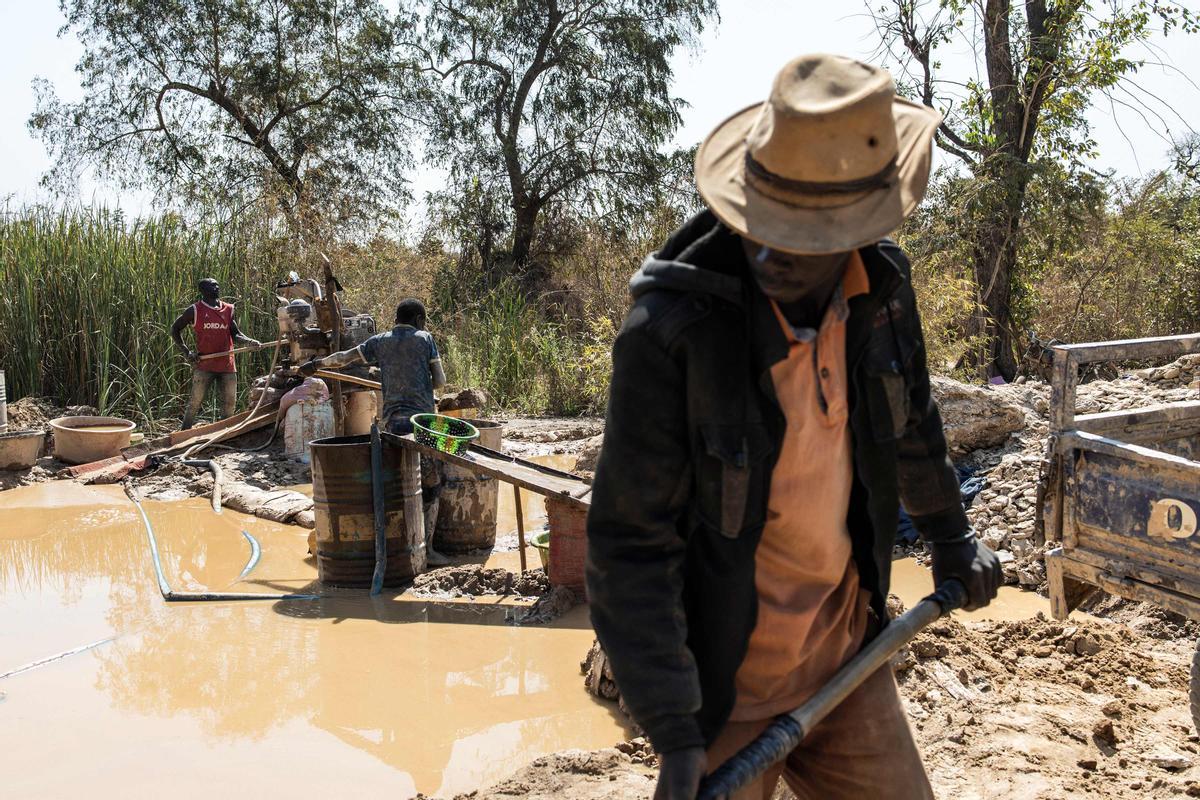 La minería artesanal de oro en Senegal. Karakaene y Bantakokouta son sitios de extracción de oro en el sureste de Senegal