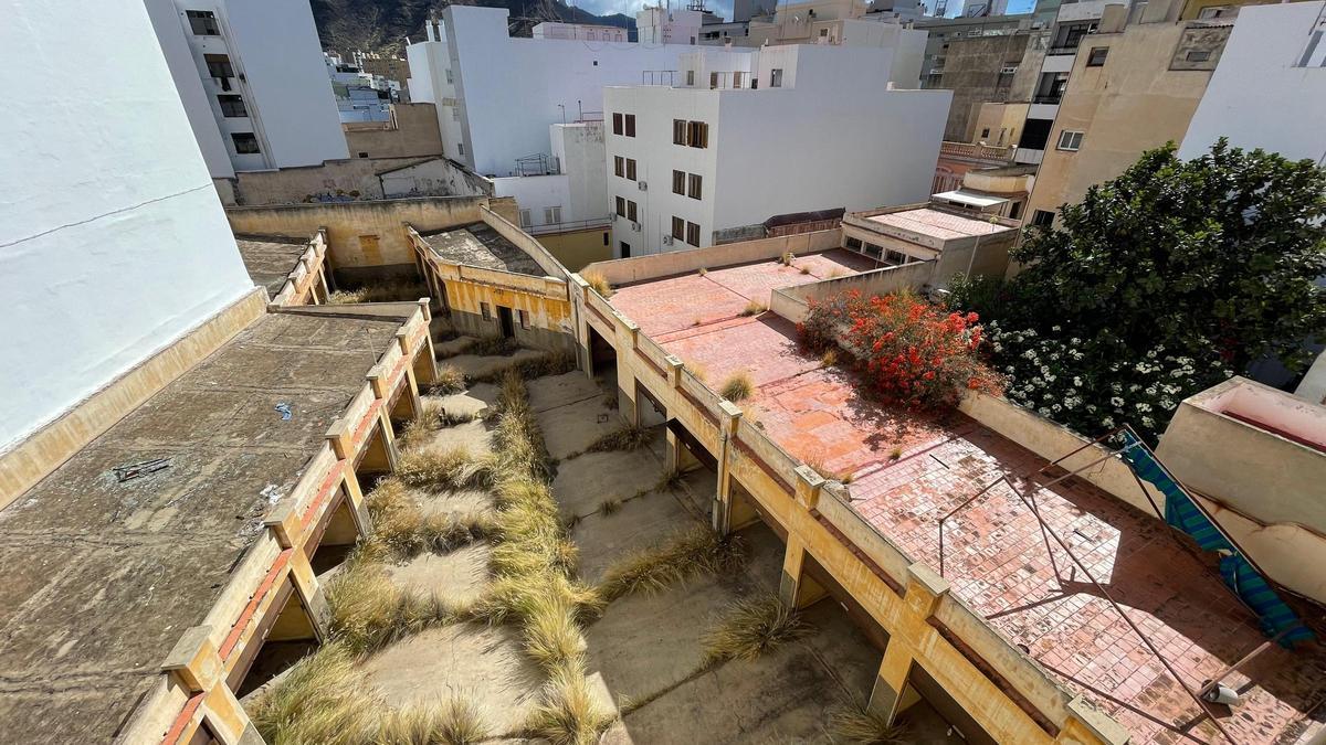 Antiguas cocheras y edificaciones situadas en el solar que compró el Ayuntamiento chicharrero en la calle de La Rosa.