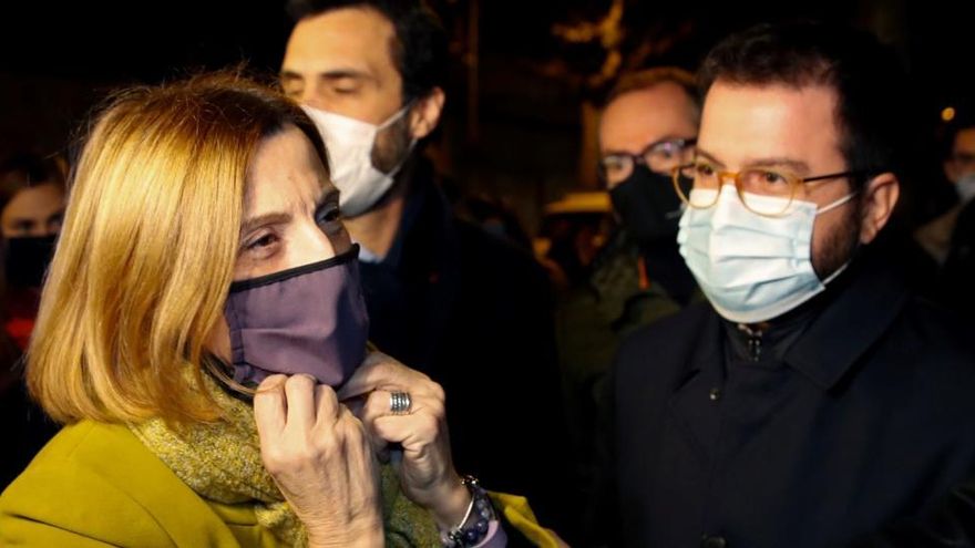 Carme Forcadell se despide de Roger Torrent y Pere Aragonès.