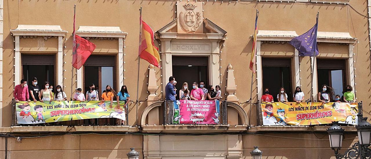 Las pancartas colocadas en la fachada del Ayuntamiento para recordar a los «superhéroes».  | ÁXEL ÁLVAREZ