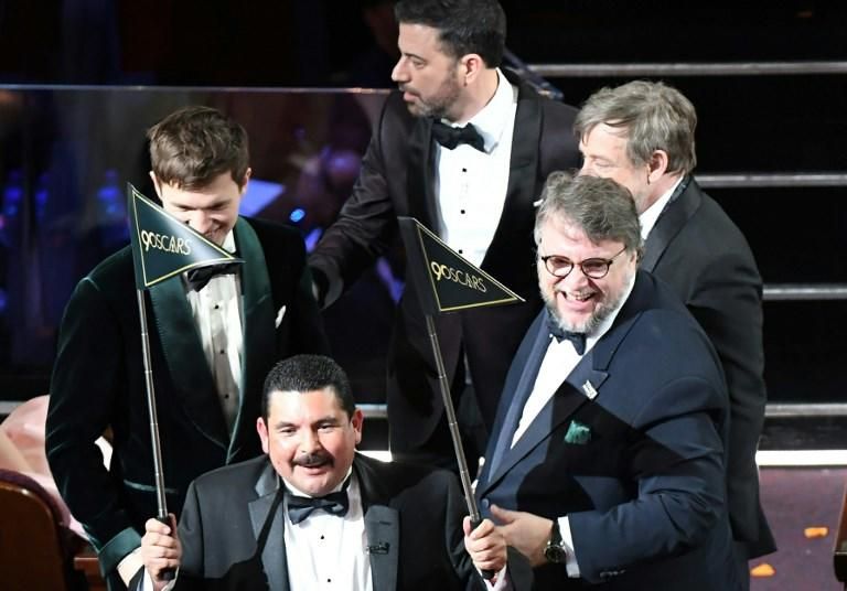 Guillermo del Toro y otros invitados de los Oscars acuden a un cine cercano para sorprender a los espectadores.