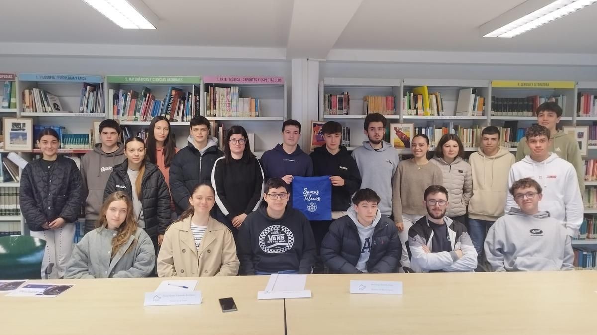 El joven ingeniero Manuel Bustillo, junto a alumnos de Bachillerato del IES El Sueve de Arriondas.