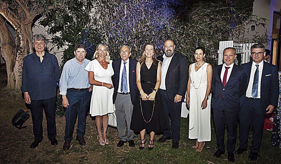 Del ámbito  turístico, Antoni Munar, Antoni Sansó, María Frontera, Miquel Miralles (Roc), Encarna Piñero, Jaime Martínez y Lidia Piñero, con los directivos de CaixaBank Antoni Company y Ramón Juan Quirón.