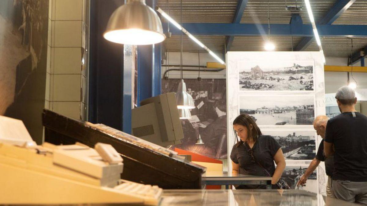 Una mujer observa alguna de las páginas históricas del periódico.