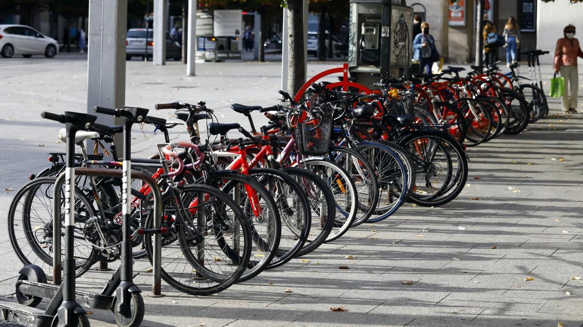 Bicicletas aparcadas en la plaza de España de Zaragoza