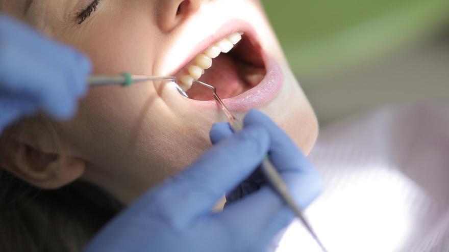 Condenados por intrusismo dental dos protésicos de Tenerife