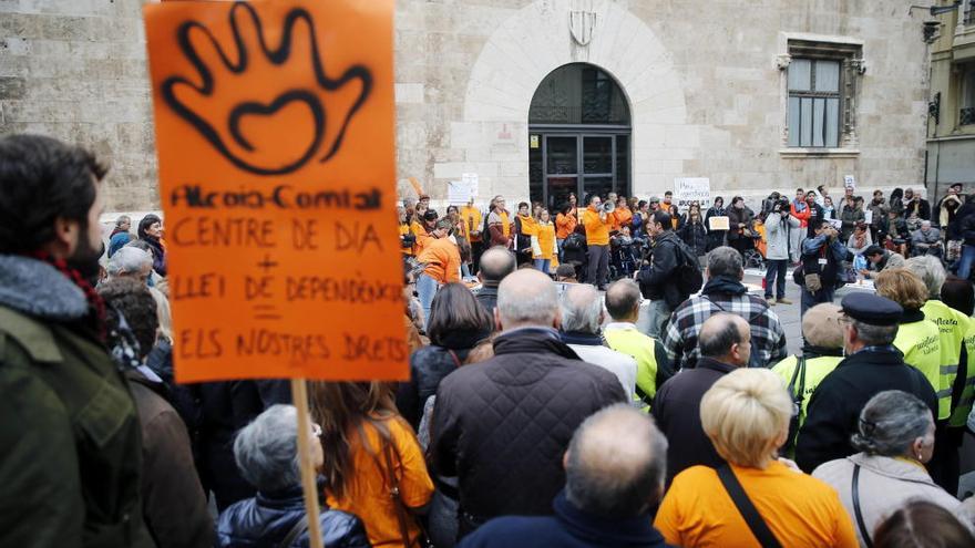 Concetrados ante el Palau de la Generalitat, esta mañana