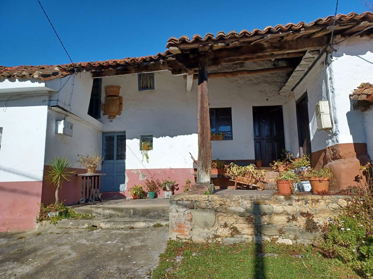 La casa con el escudo sobre la puerta de la vivienda, la número doce.