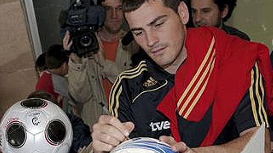 Casillas acaba de delantero tras retirarse Torres, Villa y Sergio García