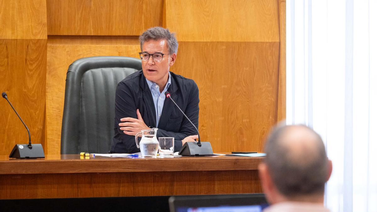 El concejal de Urbanismo, Víctor Serrano, este martes en el pleno del Ayuntamiento de Zaragoza.