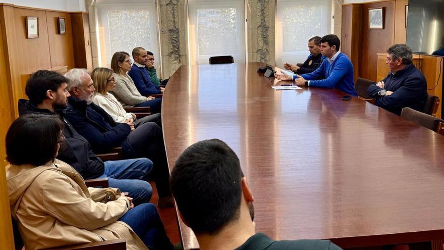 Gonzalo Louzao, Alberto Blanco y Javier García, reunidos ayer con miembros del sector.