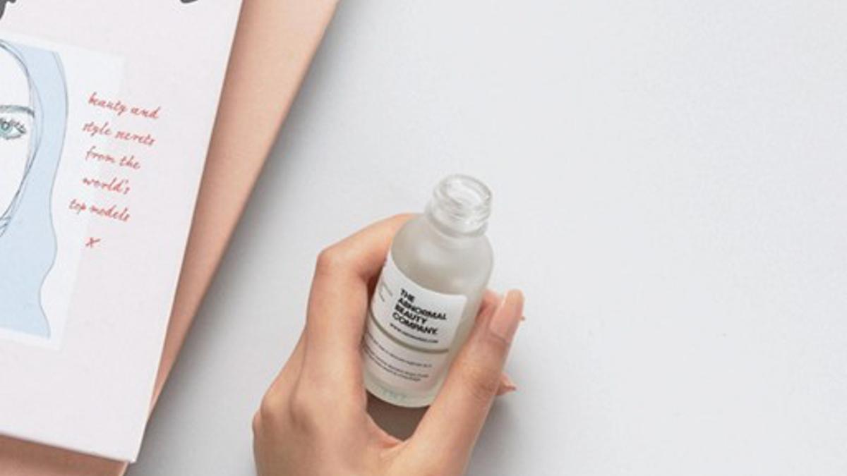 La base de maquillaje transparente de  The Ordinary que puedes comprar en Asos