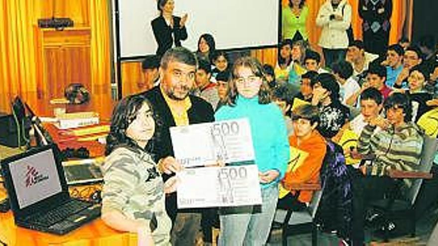 Jacinto Braña, delegado de Médicos Sin Fronteras, con los alumnos del Jimena.