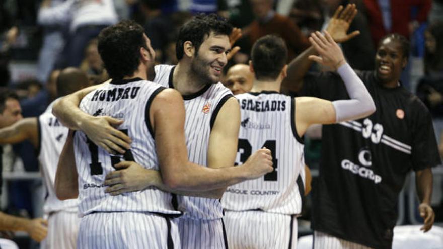 Los jugadores del Gescrap Bilbao celebran en el Carpena su clasificación para los cuartos de final.