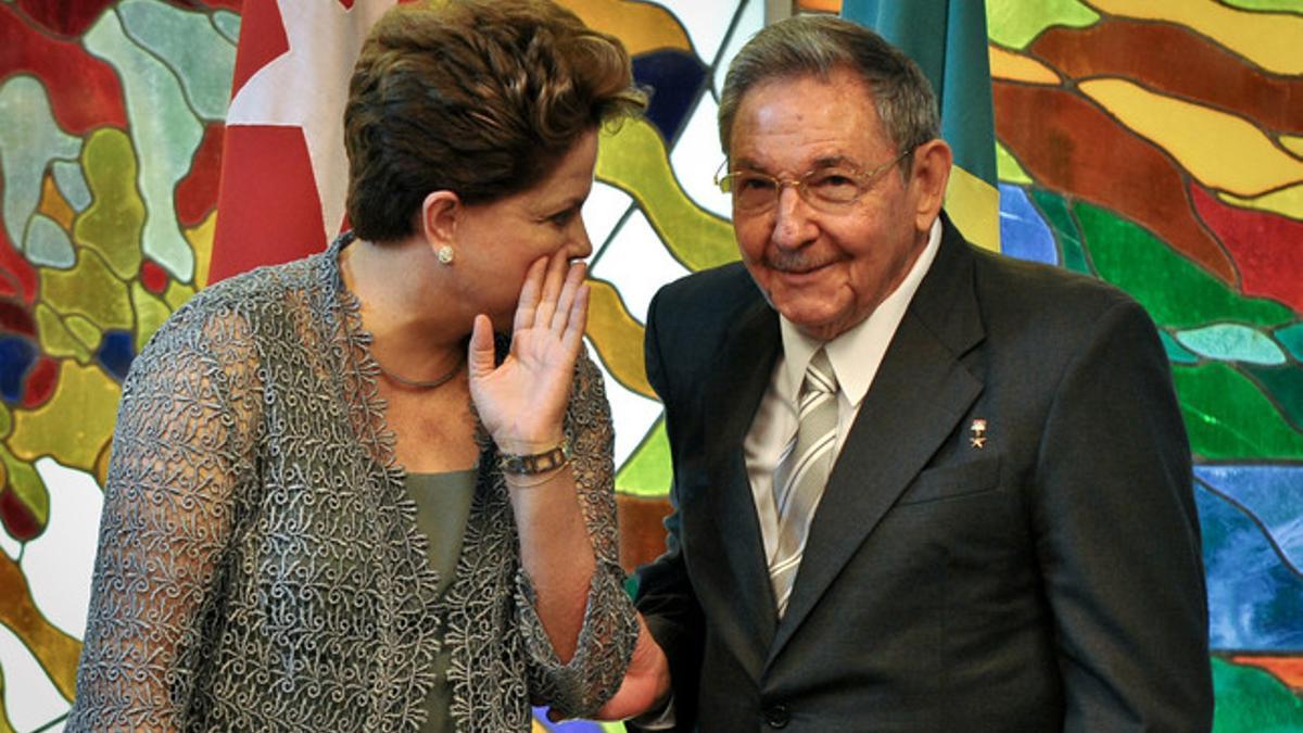 La presidenta de Brasil, Dilma Rousseff, habla con su homólogo cubano, Fidel Castro, el martes, en La Habana.