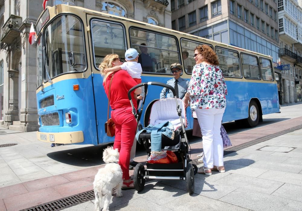 Vitrasa celebra su 50 aniversario con un recorrido por la ciudad en un autobús del año 1968 de color azul.