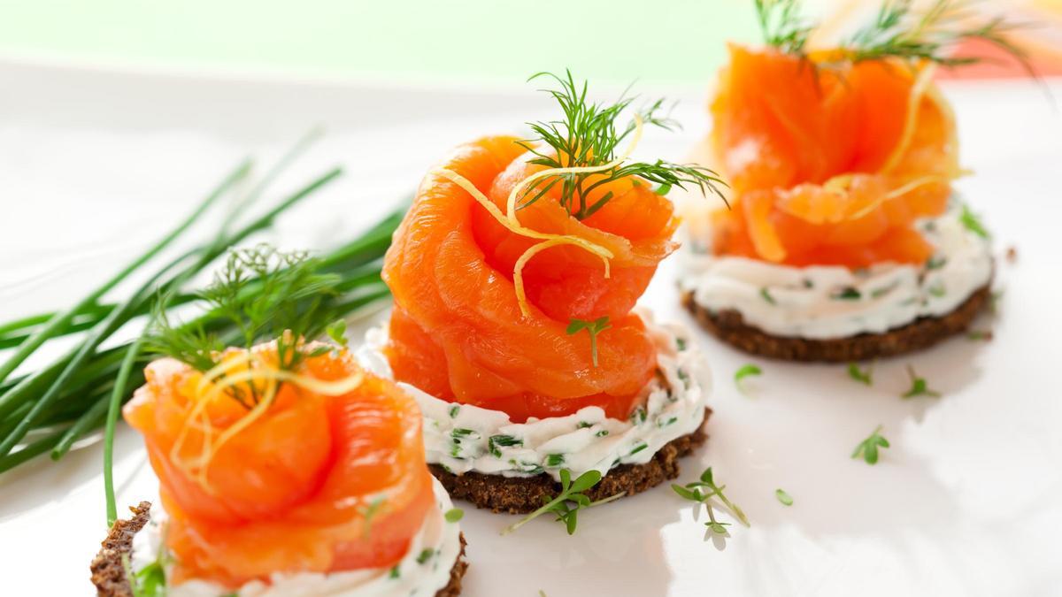 Canapé de salmón y queso crema.