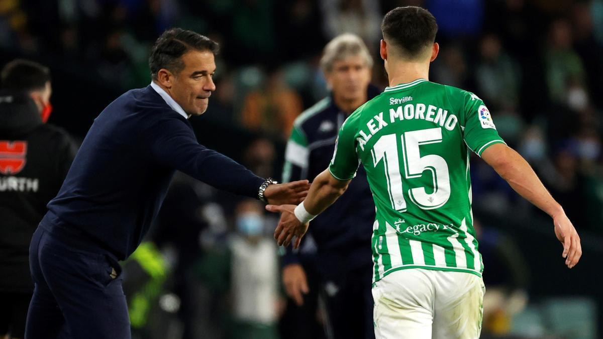 Luis García choca su mano con Álex Moreno durante el partido.