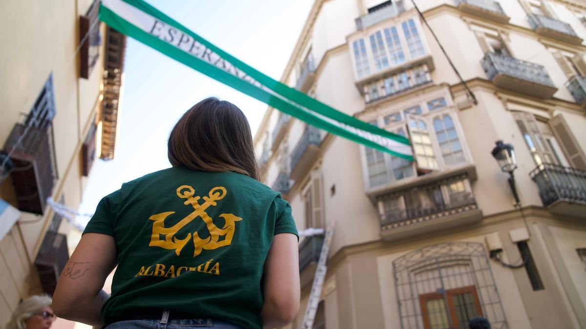 Los hermanos de la Esperanza están decorando las calles por donde pasará la Virgen este sábado.