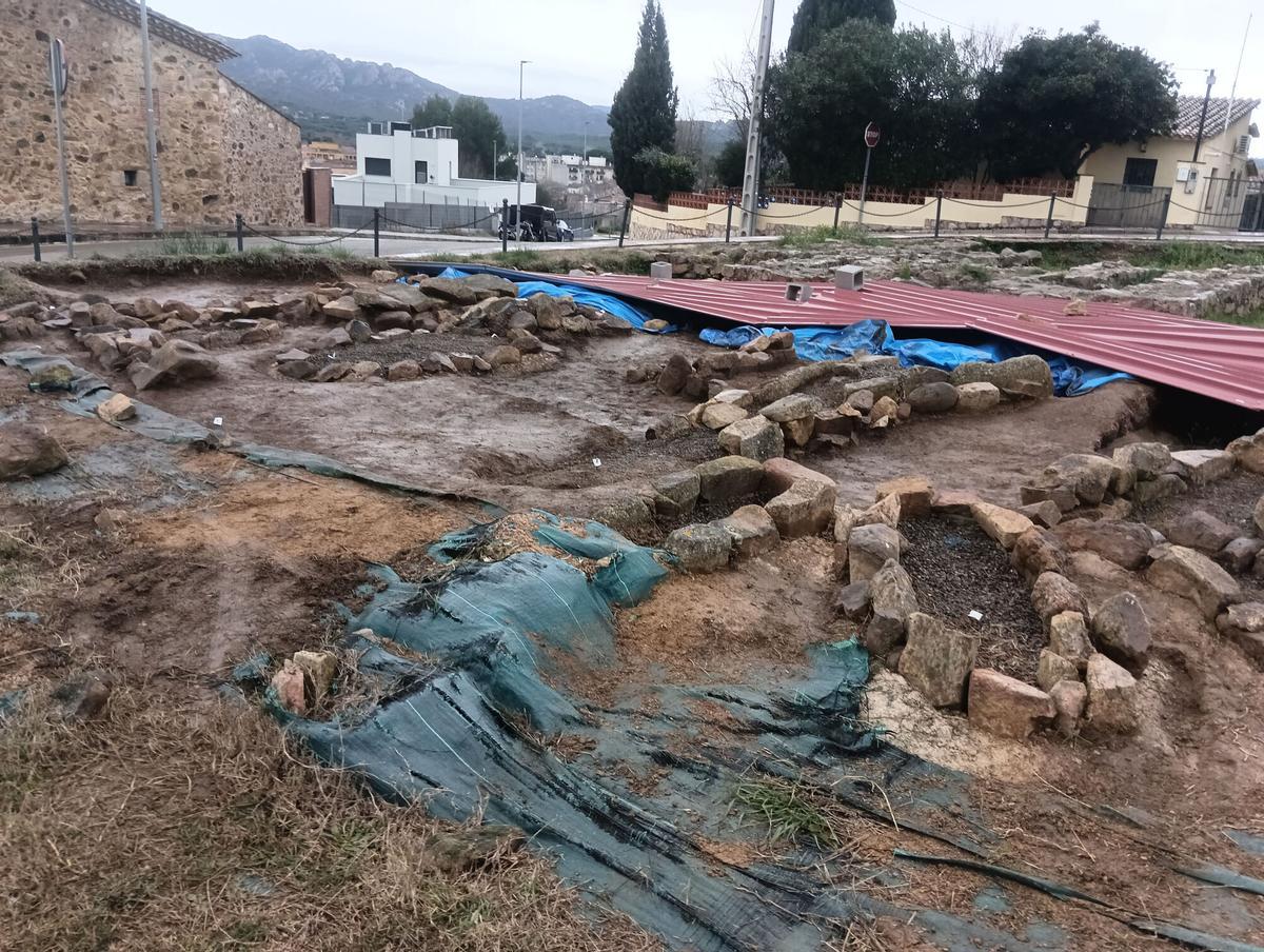 Restes de l'església paleocristiana i la necròpolis que s'està excavant a Santa Cristina d'Aro
