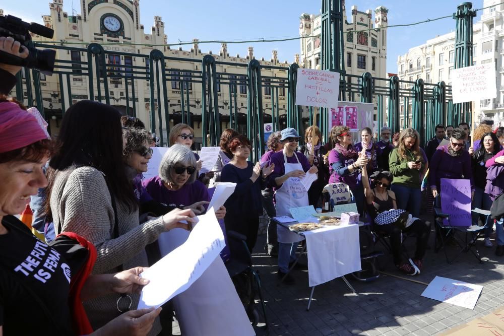 Manifestantes recorren la calle Colón.