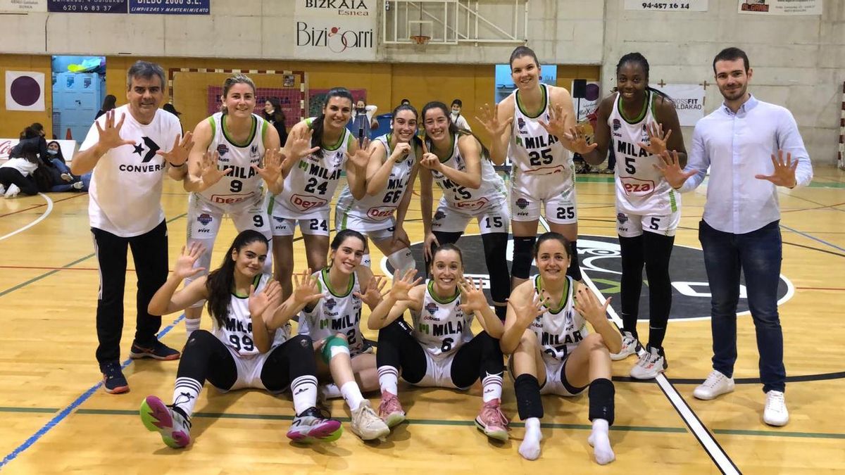 El Milar Córdoba BF celebra la victoria en la cancha del Ibaizabal.