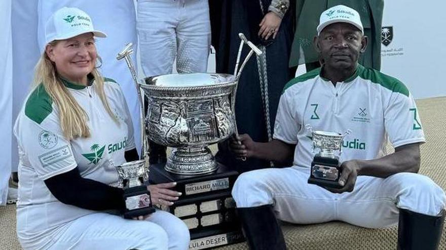 El equipo ganador posa con el trofeo.