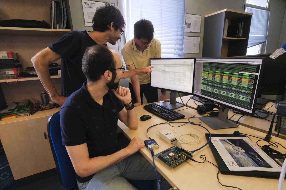 Antonio Sánchez, Felipe Machado y Samuel Torres trabajan en el proyecto EROSS.