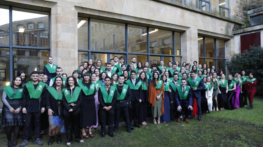 La Facultad Jovellanos &quot;celebra&quot; a sus 212 nuevos graduados