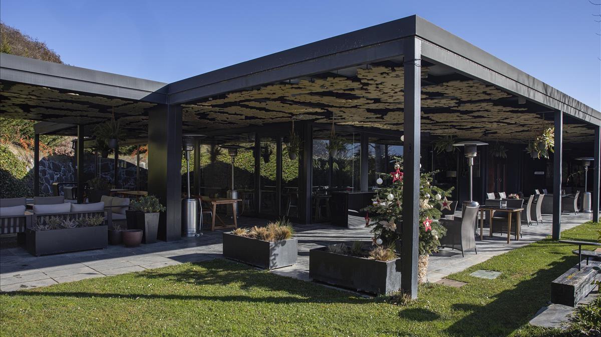 La terraza del Hostal de Ca L'Enric.