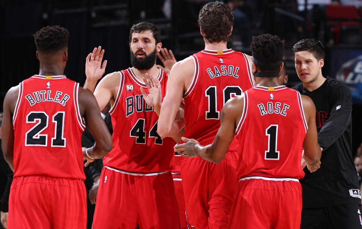 Gasol con Rose, Butler, Mirotic y McDermott en un partido de los Bulls