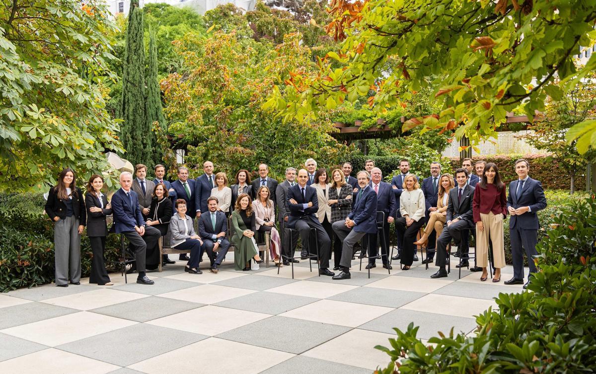 Juan March de la Lastra, presidente de Banca March, Rita Rodríguez Arrojo, vicepresidenta, y José Luis Acea, consejero delegado, rodeados de un grupo de profesionales de Banca March.