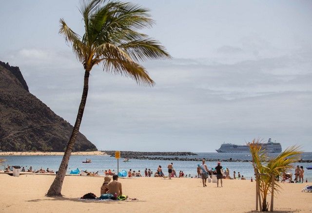 Caravanistas instalados en la zona de aparcamiento de la playa de Las Teresitas