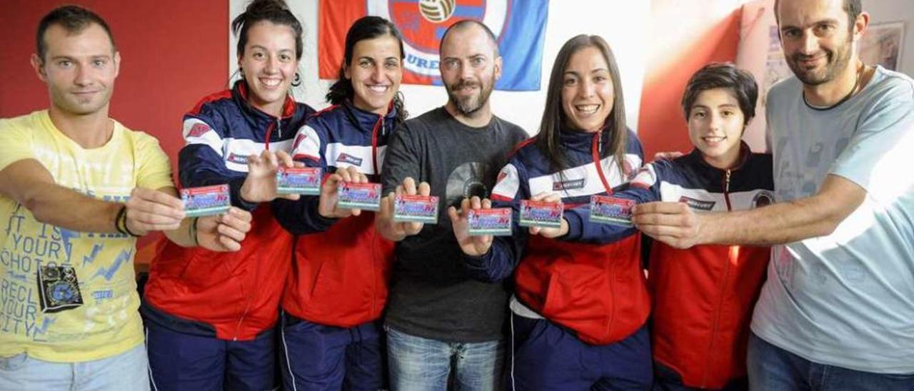 Juan Romero, Modesto García y Rubén García, con cuatro jugadoras del equipo femenino. // Brais Lorenzo