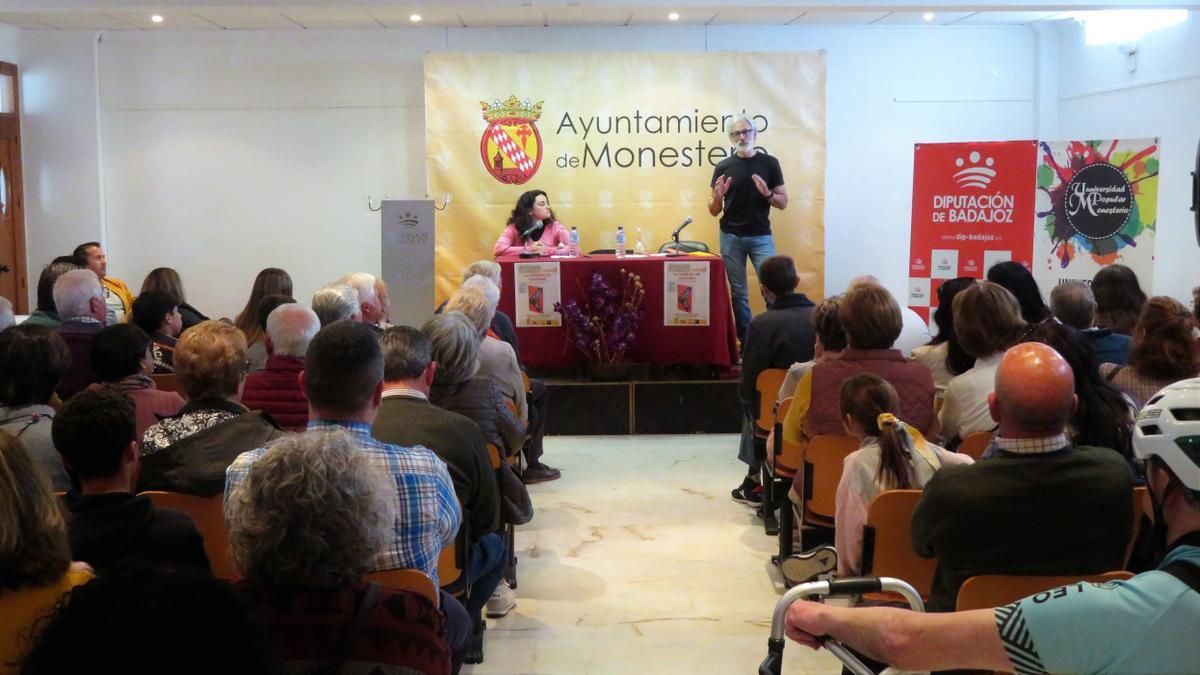 Manuel González Reyes durante la presentación de su libro en la casa de la cultura de Monesterio