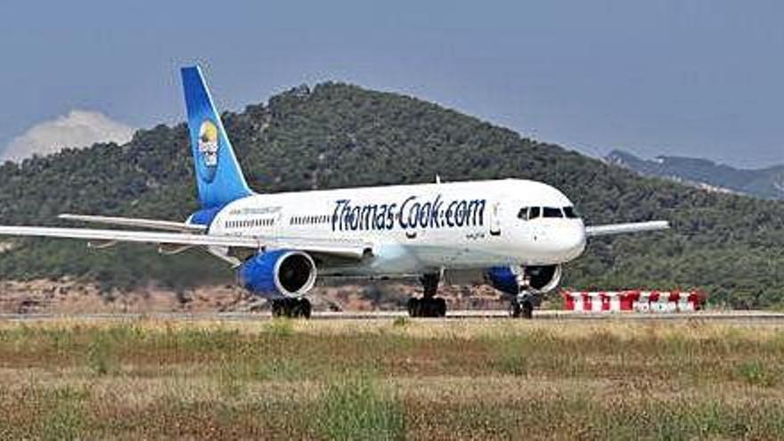 Un avión de Thomas Cook, aterrizando en el aeropuerto de Ibiza, en una imagen de archivo.