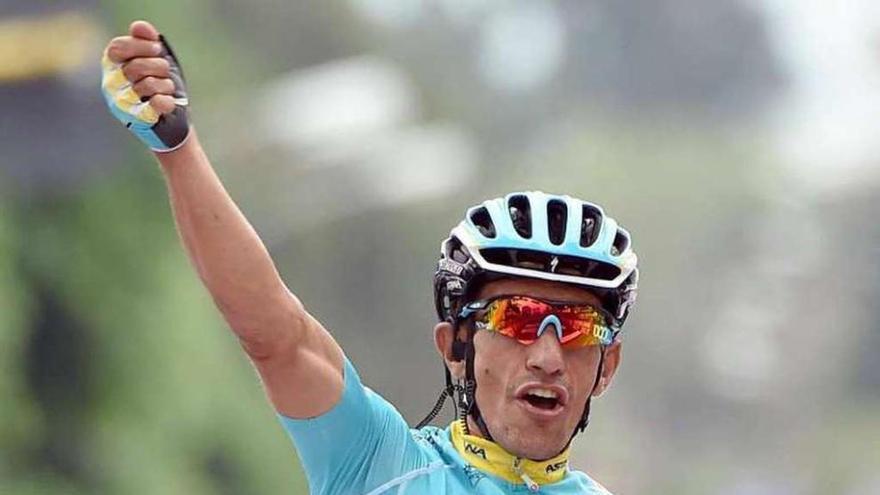 Tiralongo celebra su triunfo en la novena etapa del Giro.
