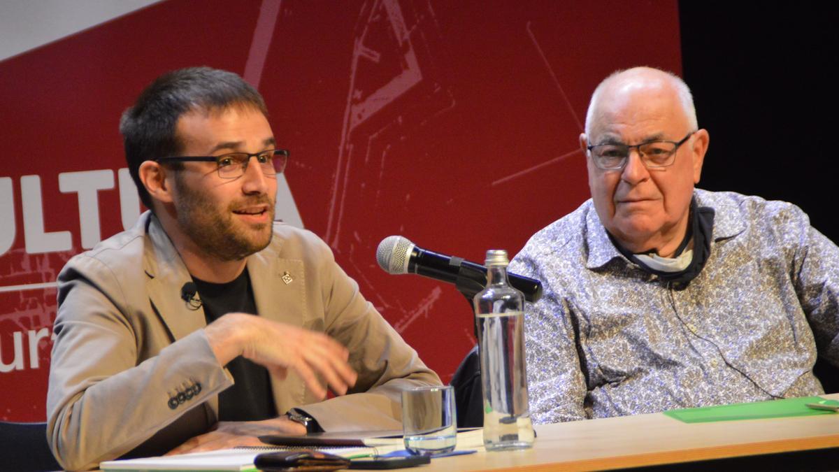Joan Plana i Salvador Guerra durant la presentació del llibre