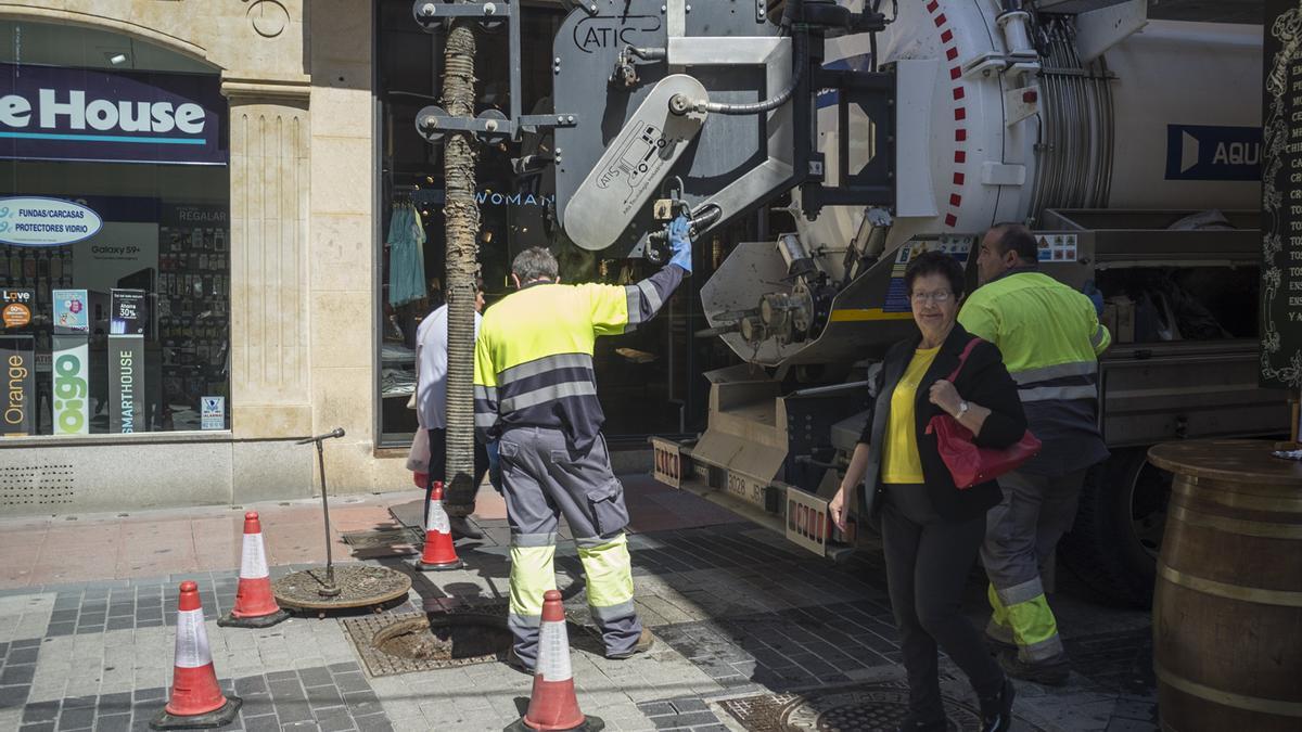 Trabajadores de Aquona en una exploración del saneamiento de la calle Herrero.