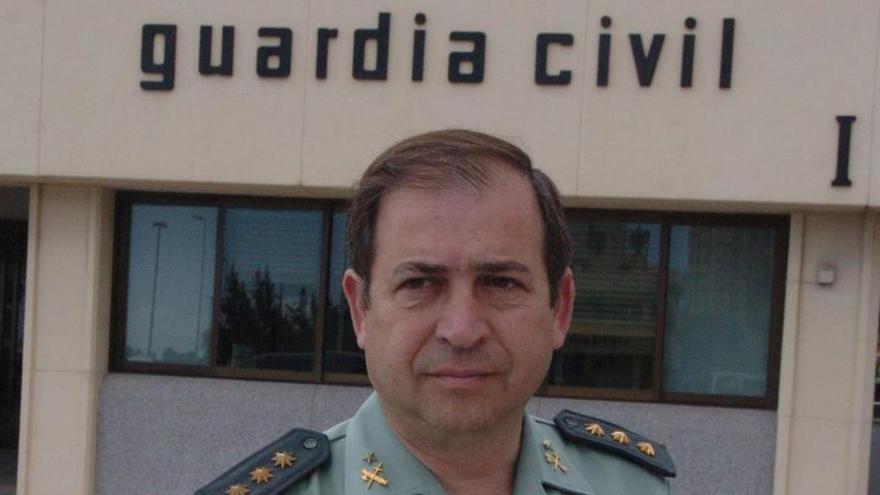 El general Francisco Espinosa frente a la Comandancia de Las Palmas.